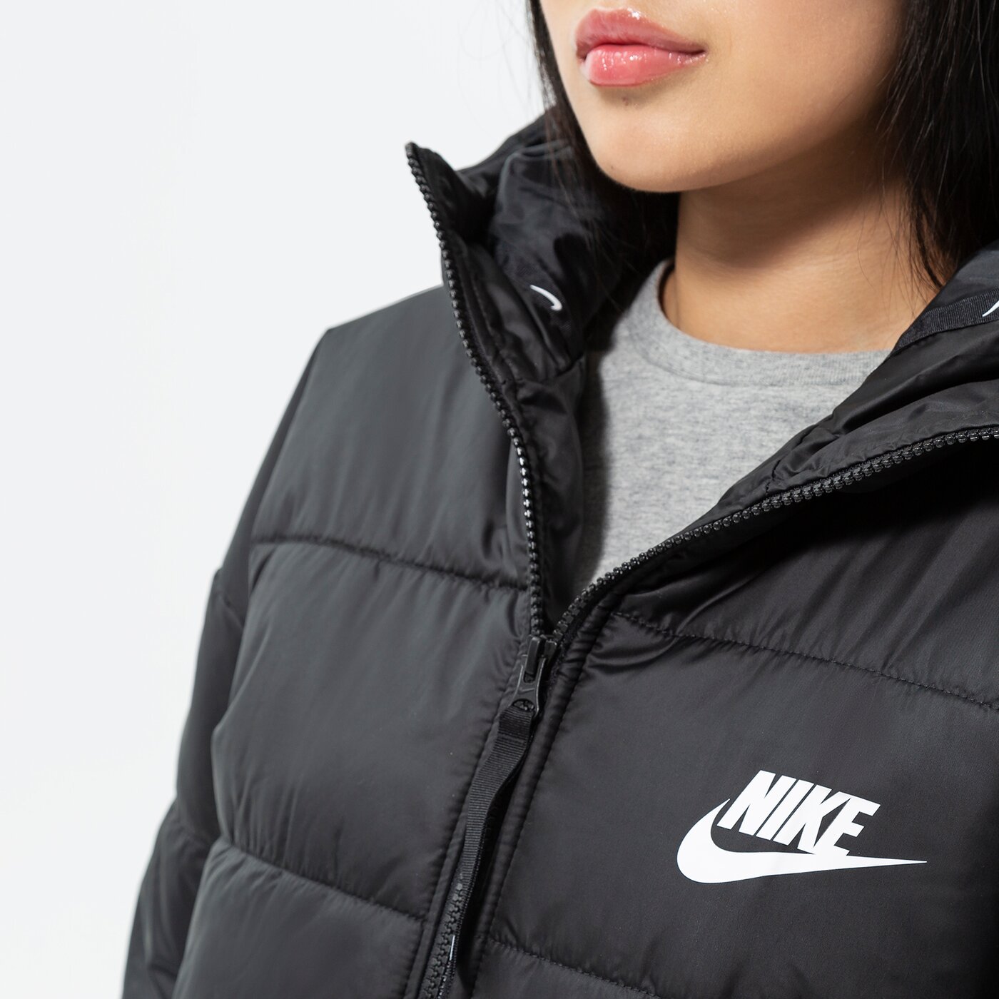 NIKE SWOOSH PADDED JACKET DX1797 010 Kolor Czarny Damskie Kurtki