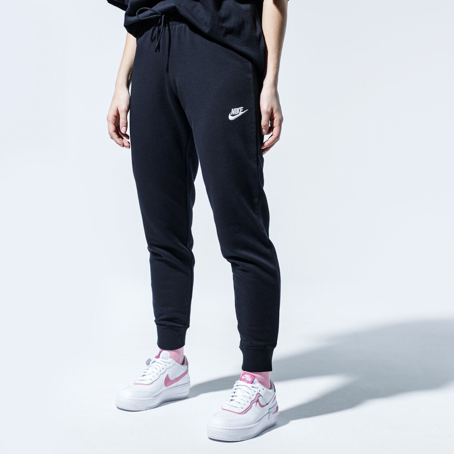 Spodnie sportowe damskie NIKE SPODNIE SPORTSWEAR ESSENTIAL BV4099-010 CZARNY