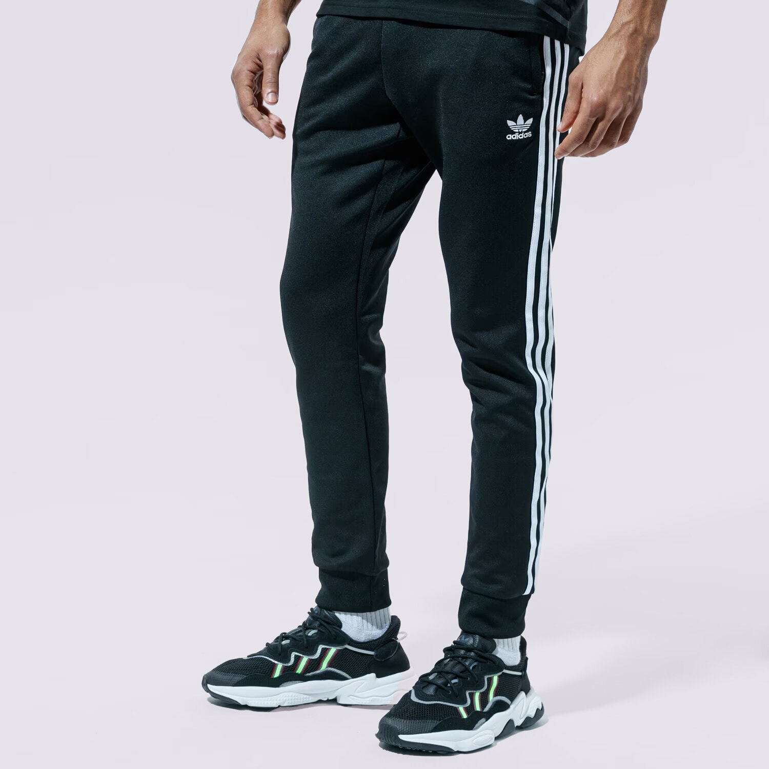 Spodnie sportowe męskie ADIDAS SUPERSTAR JOGGERS  GF0210 CZARNY