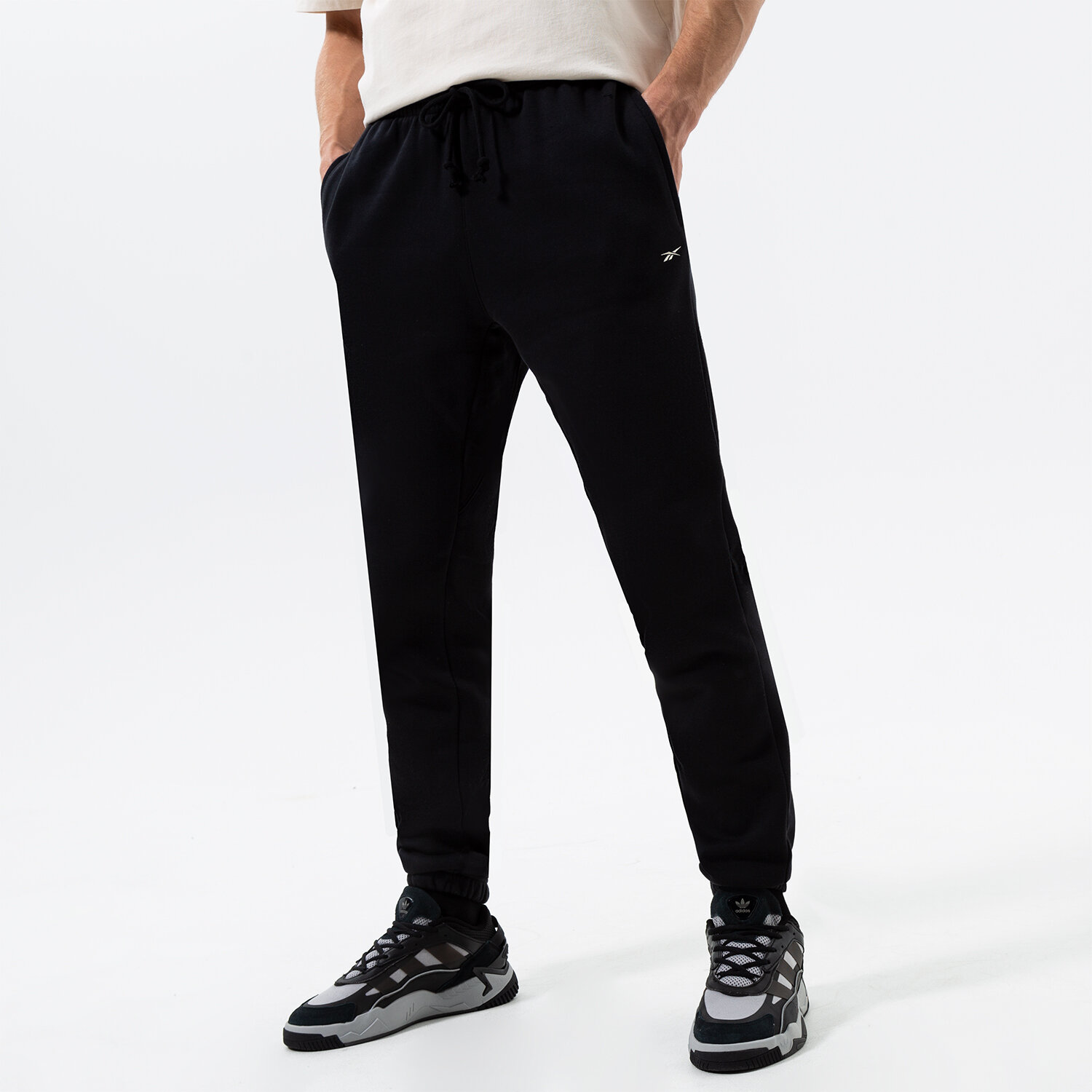 Spodnie sportowe męskie REEBOK SPODNIE CLASSIC WARDROBE ESSENTIAL PANT HM3118 CZARNY