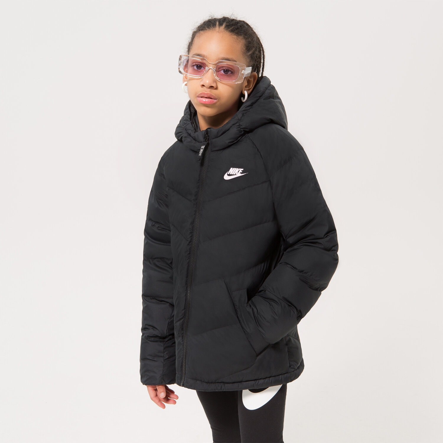 Dziecięca kurtka przejściowa (wiosenna/jesienna) NIKE GIRLS' PADDED JACKET JUNIOR BOY DX1264-011 CZARNY