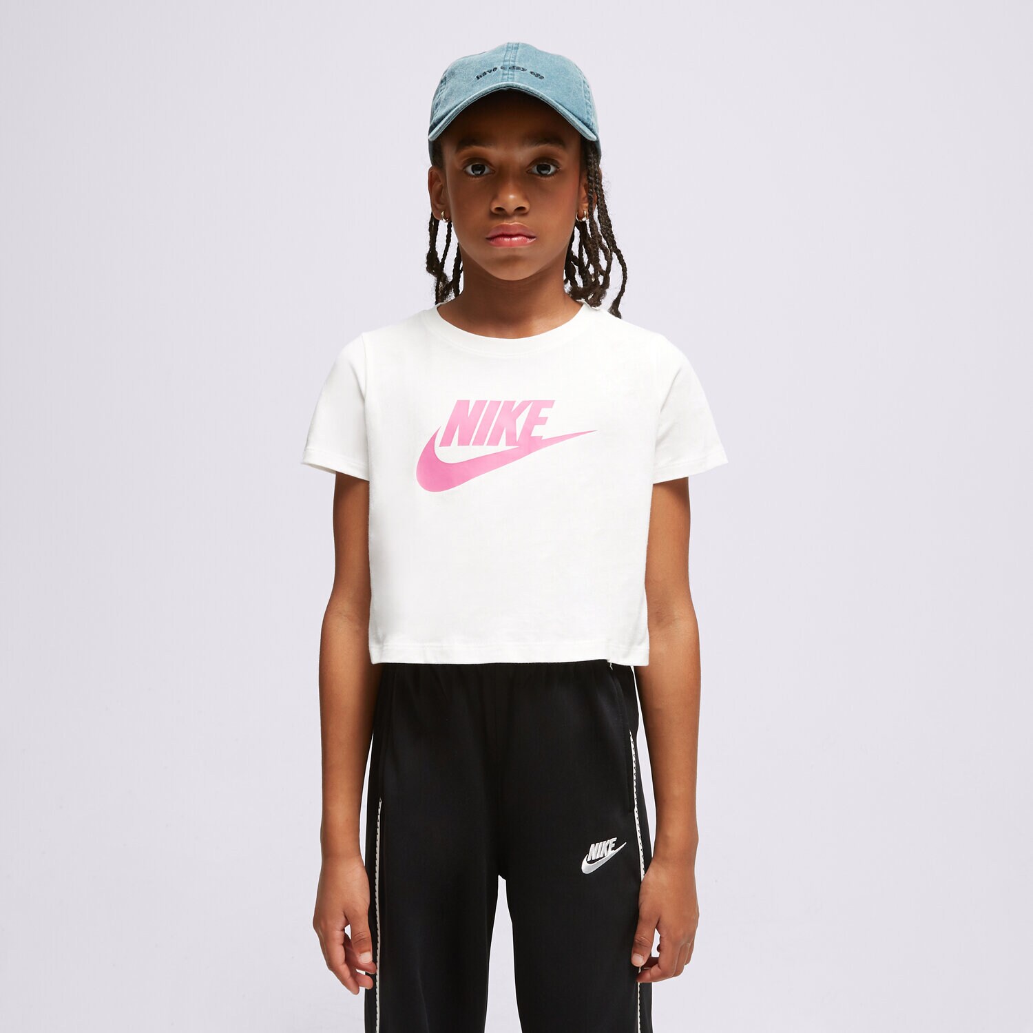 Koszulka, t-shirt dla dzieci NIKE T-SHIRT (G)NSW FUTURA CRP T WH/PK SWEATSHIRT DA6925-106 BIAŁY