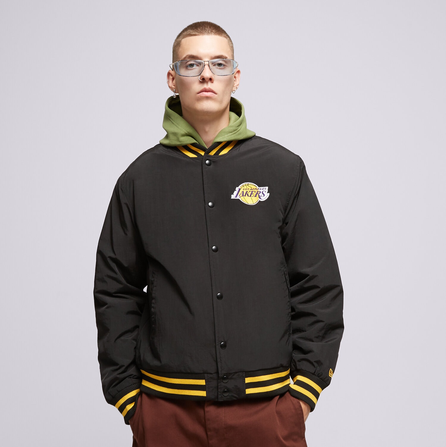 Kurtka zimowa męska NEW ERA KURTKA SCRIPT BOMBER LAKERS LOS ANGELES LAKERS 60332205 CZARNY