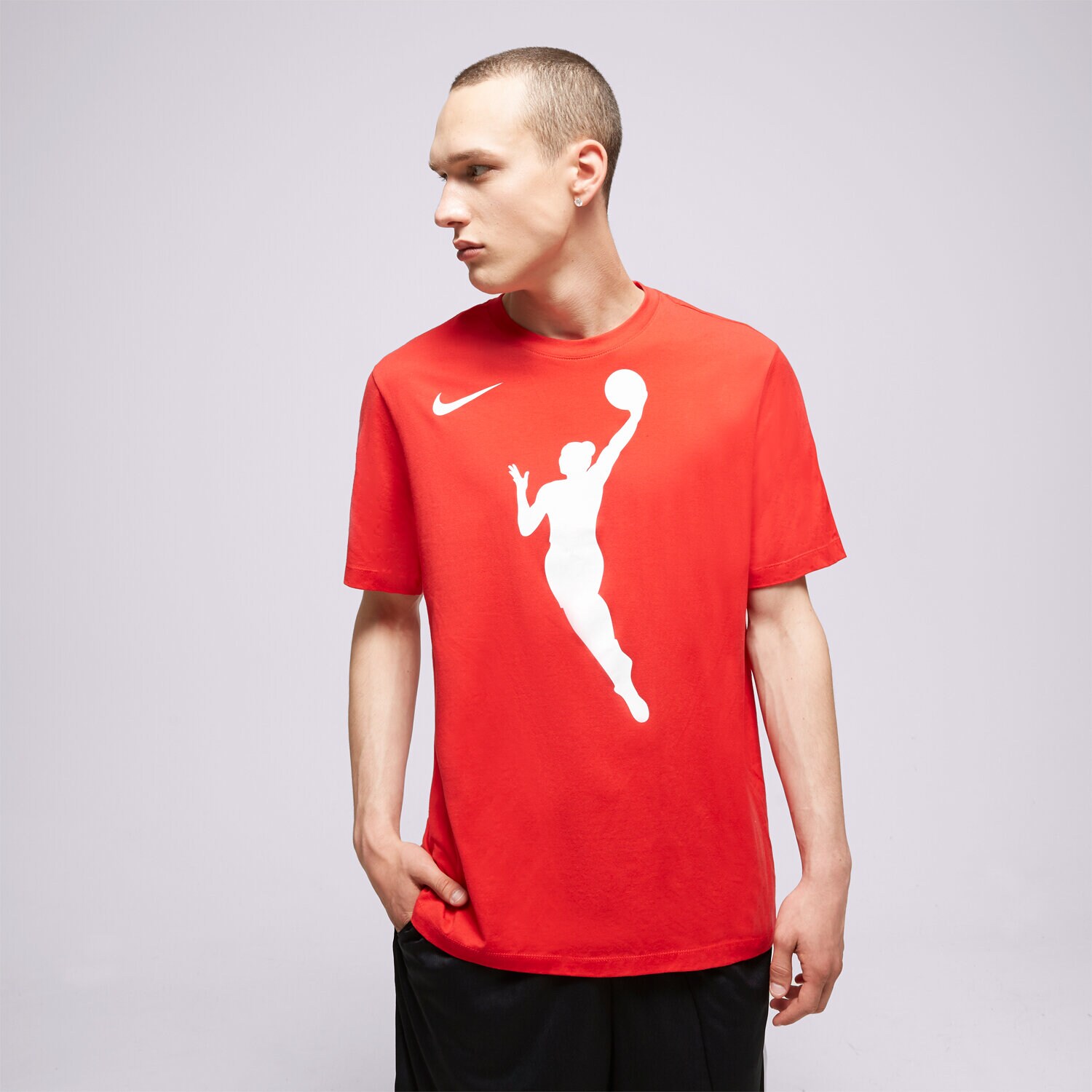 Koszulka, t-shirt sportowy męski NIKE T-SHIRT WNBA U NK T13 SS TEE NBA FB9833-657 CZERWONY