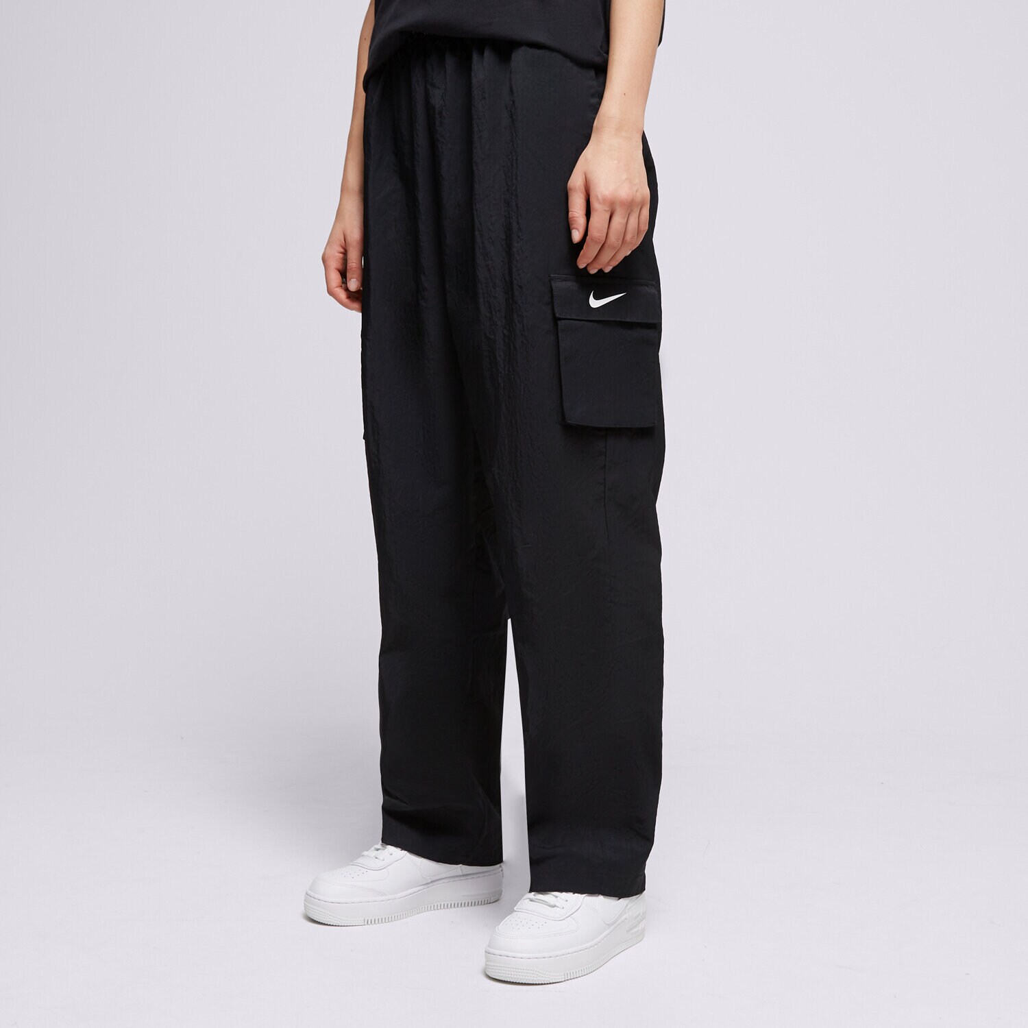 Spodnie sportowe damskie NIKE SPODNIE W NSW ESSENTIALS WVN HR CARGO DO7209-010 CZARNY