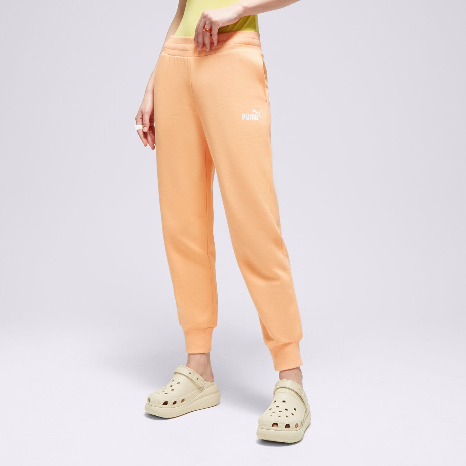 Spodnie sportowe damskie PUMA SPODNIE ESS SWEATPANTS FL CL ORANGE PEACH 58684172 POMARAŃCZOWY