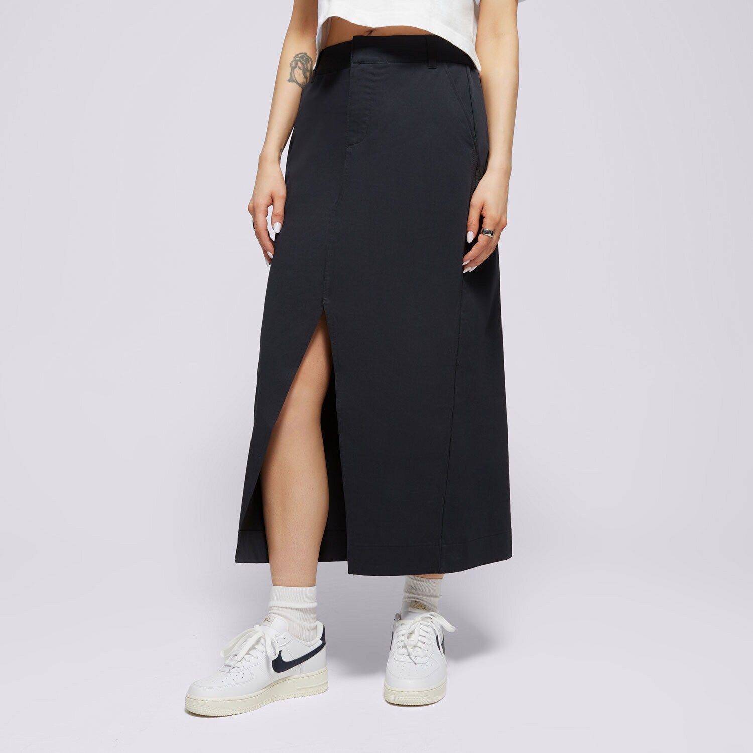Modna sukienka sportowa NIKE SPÓDNICZKA NSW CLLCTN TWILL SKIRT FRWY HQ8022-010 CZARNY