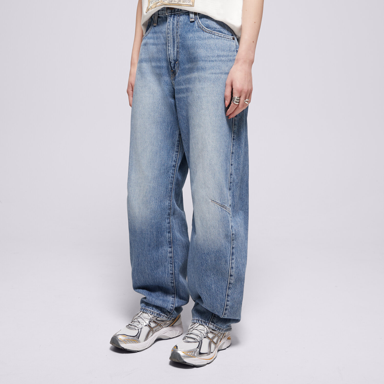 Spodnie sportowe damskie LEVI'S SPODNIE CINCH BARREL MED INDIGO WORN IN 003V5-0002 NIEBIESKI