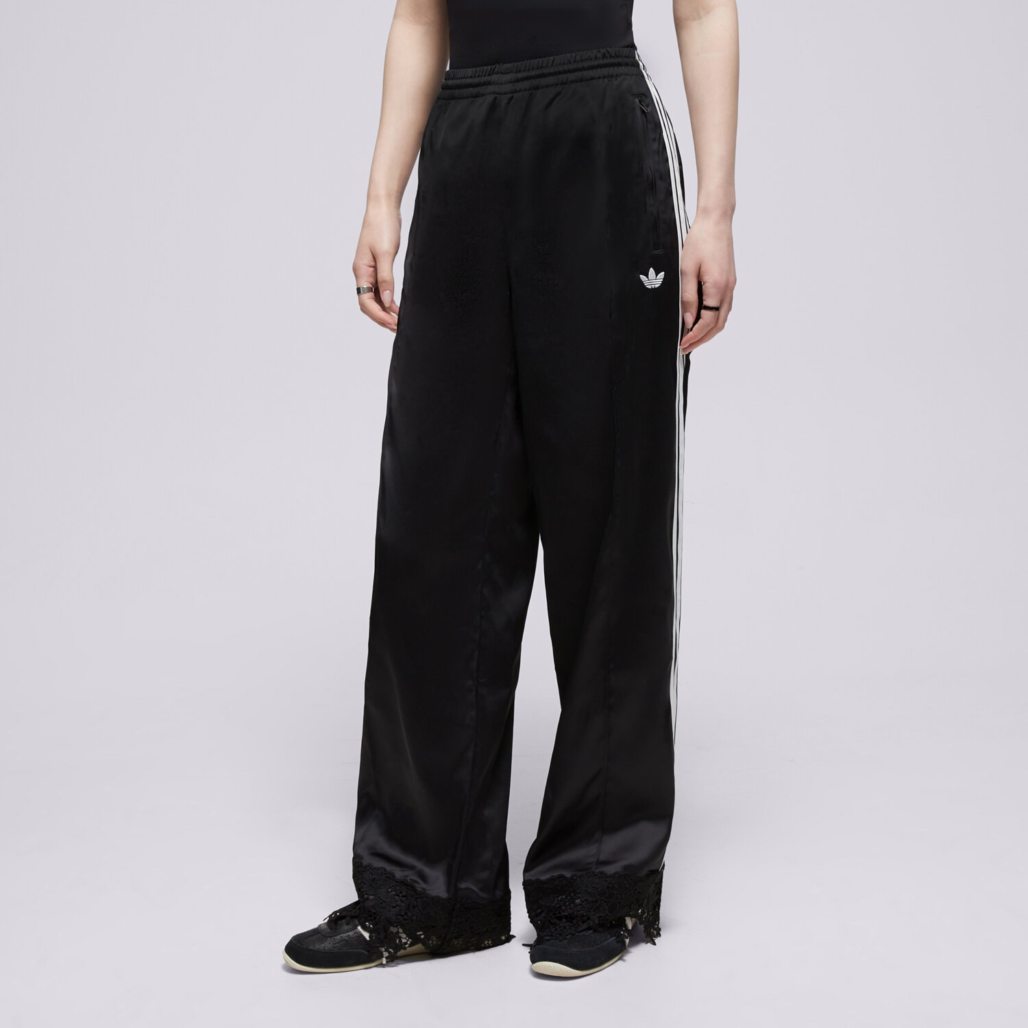 Spodnie sportowe damskie ADIDAS SPODNIE SATIN LACE TRACK PANTS LOOSE FIREBIRD LD1806 CZARNY