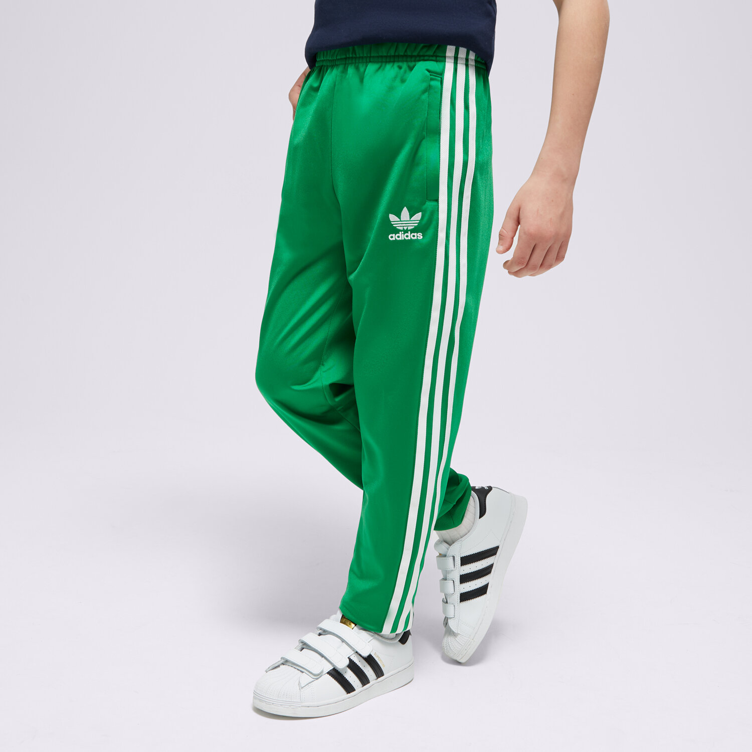 Sportowe spodnie dziecięce ADIDAS SPODNIE SST TRACK PANTS BOY IN4759 ZIELONY
