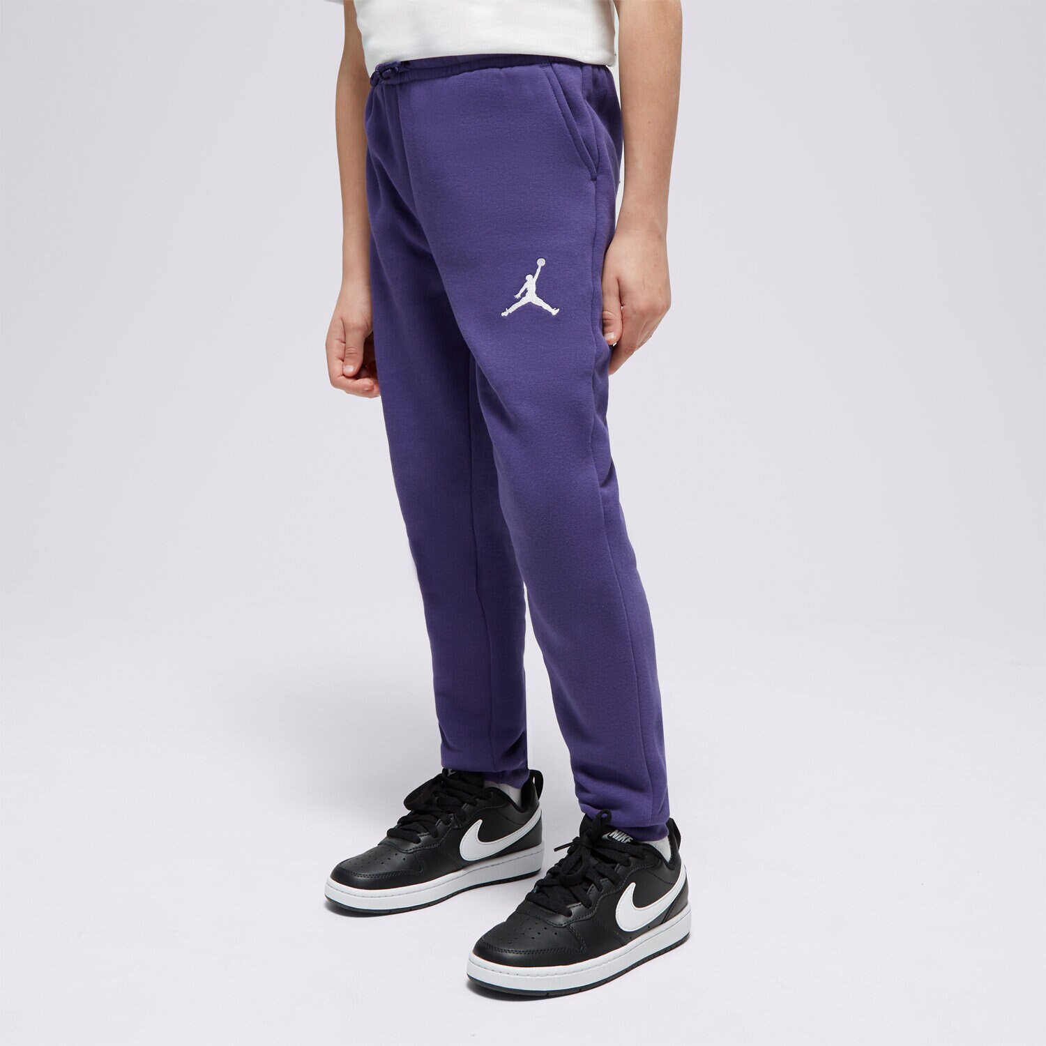 Sportowe spodnie dziecięce JORDAN SPODNIE MJ ESSENTIALS BOY 95C549-PA5 FIOLETOWY