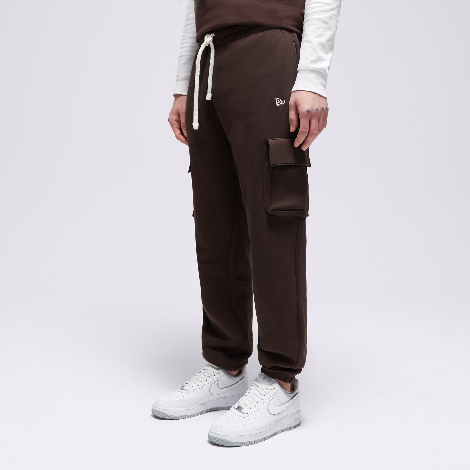 Spodnie sportowe męskie NEW ERA SPODNIE NE CARGO 60424480 BRĄZOWY