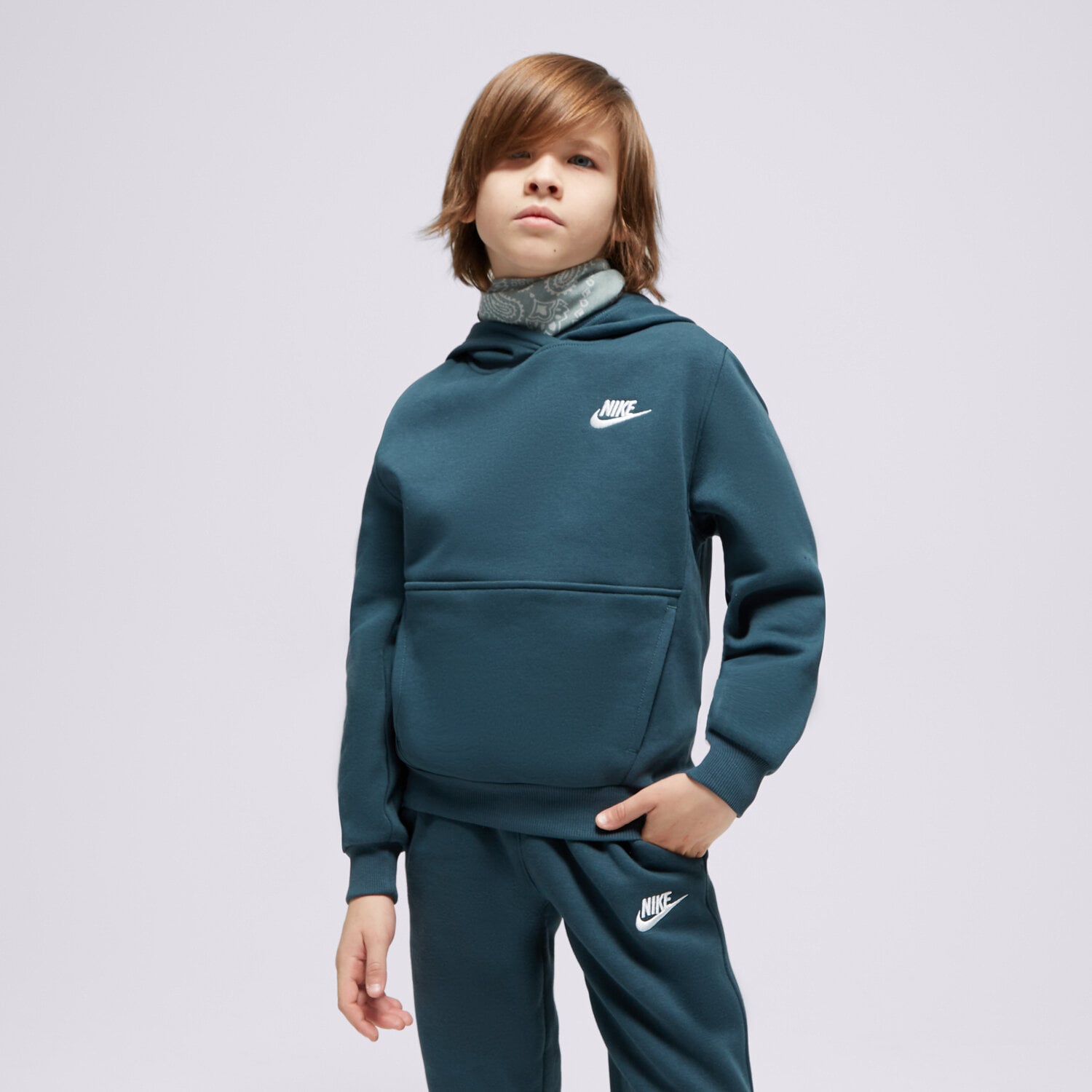 Sportowa bluza dziecięca NIKE BLUZA Z KAPTUREM K NSW CLUB FLC HDY LBR BOY FD3000-328 ZIELONY