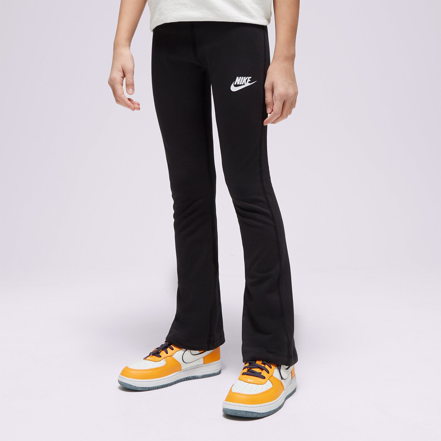 Sportowe spodnie dziecięce NIKE SPODNIE G NSW FAVORITES TGHT FLARE LBR GIRL FJ6169-010 CZARNY