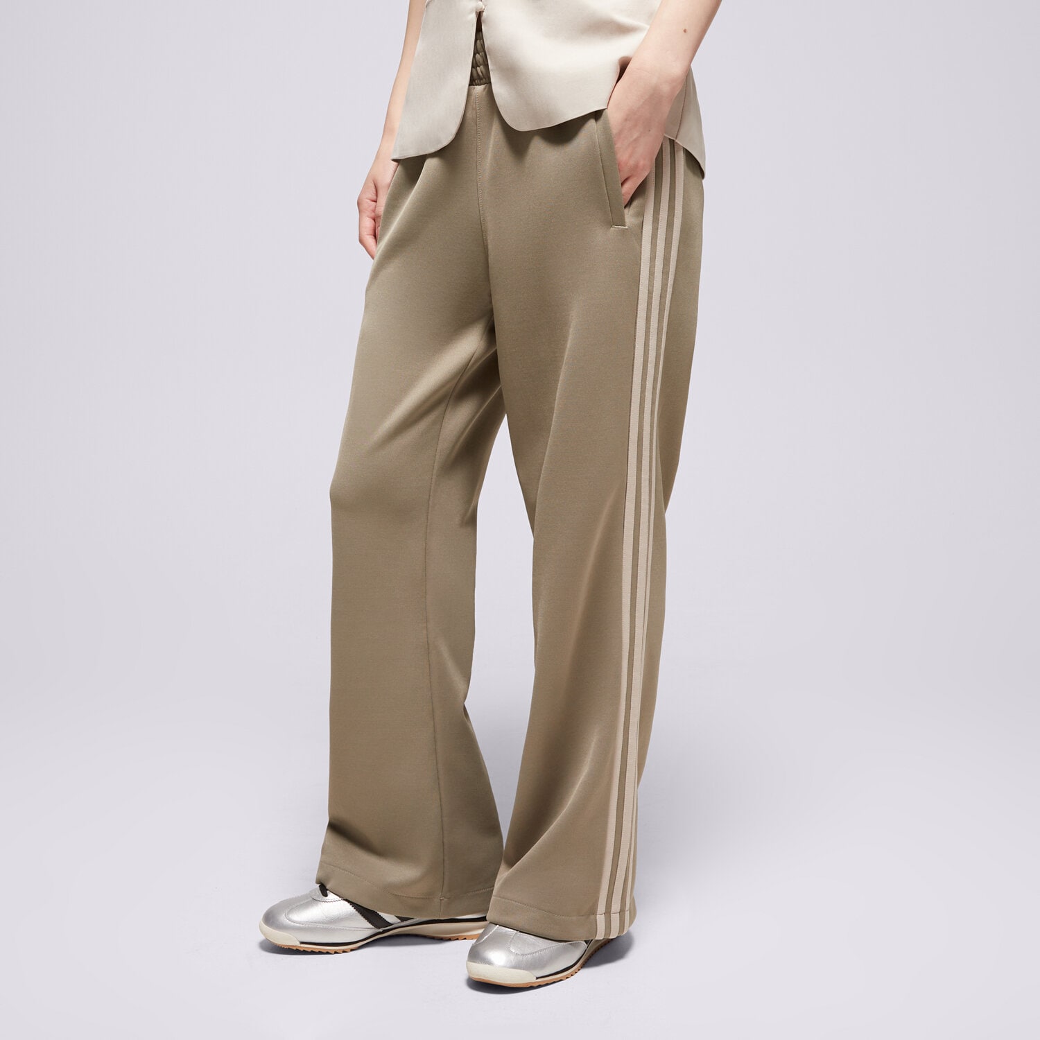 Spodnie sportowe damskie ADIDAS SPODNIE PANTS IJ5227 KHAKI