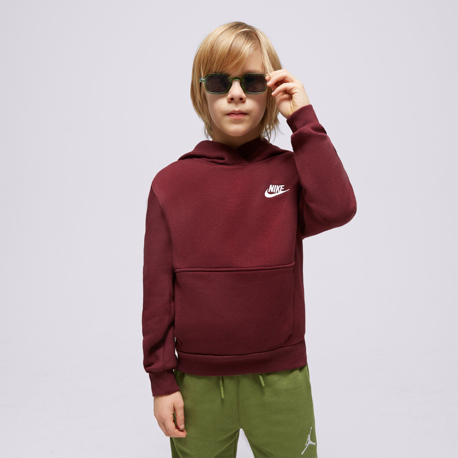 Sportowa bluza dziecięca NIKE BLUZA Z KAPTUREM K NSW CLUB FLC HDY LBR BOY FD3000-681 BORDOWY