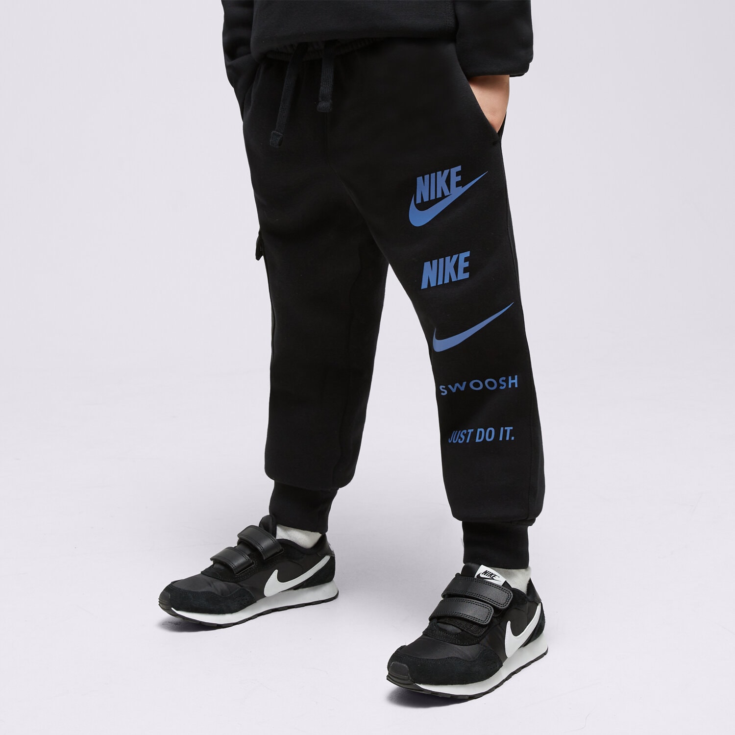Sportowe spodnie dziecięce NIKE SPODNIE B NSW SI FLC CARGO PANT BB FN7712-010 CZARNY