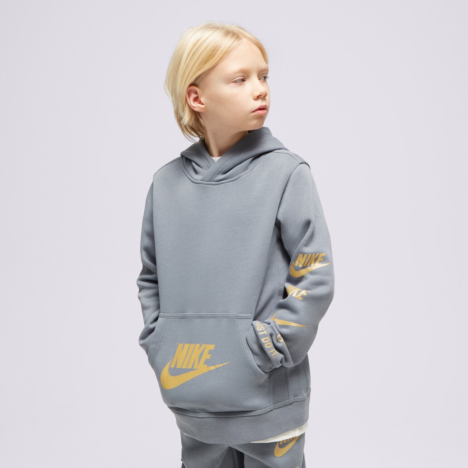 Sportowa bluza dziecięca NIKE BLUZA Z KAPTUREM B NSW SI FLC PO BB BOY FN7724-065 SZARY