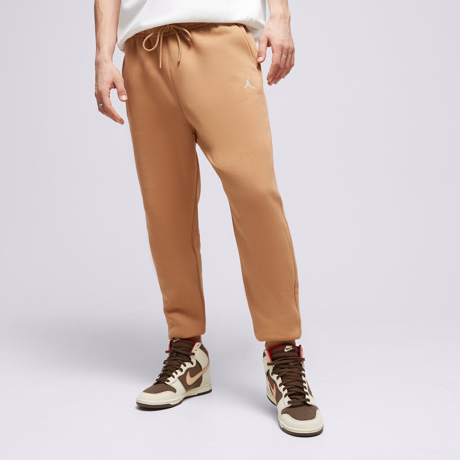 Spodnie sportowe męskie JORDAN SPODNIE M J ESS FLC PANT FJ7779-231 BRĄZOWY