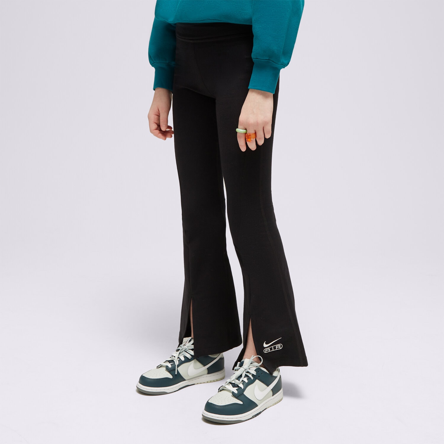 Sportowe spodnie dziecięce NIKE SPODNIE G NSW AIR HR TGHT FLARE GIRL FN8623-010 CZARNY