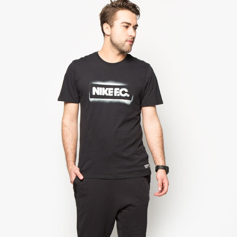 Koszulka, t-shirt sportowy męski NIKE T-SHIRT FC STENCIL BLOCK TEE 742600010 CZARNY