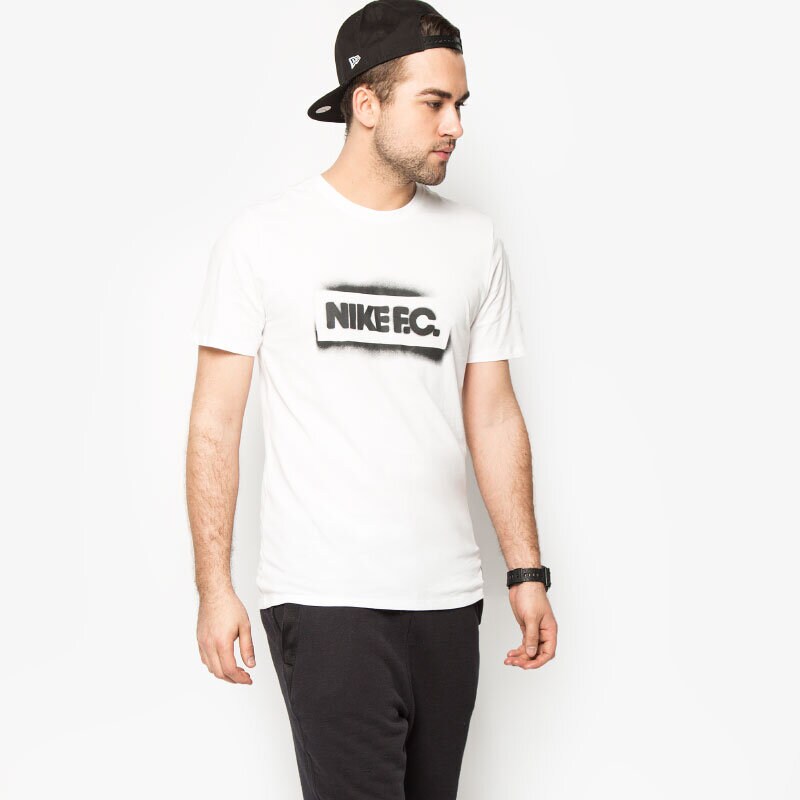 Koszulka, t-shirt sportowy męski NIKE T-SHIRT FC STENCIL BLOCK TEE 742600100 BIAŁY