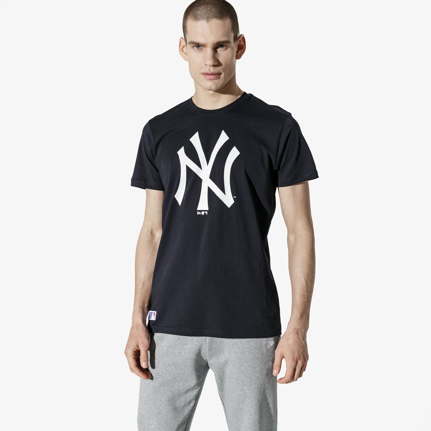 Koszulka, t-shirt sportowy męski NEW ERA T-SHIRT MLB APP NY YANKEES NAV 11204000 CZARNY
