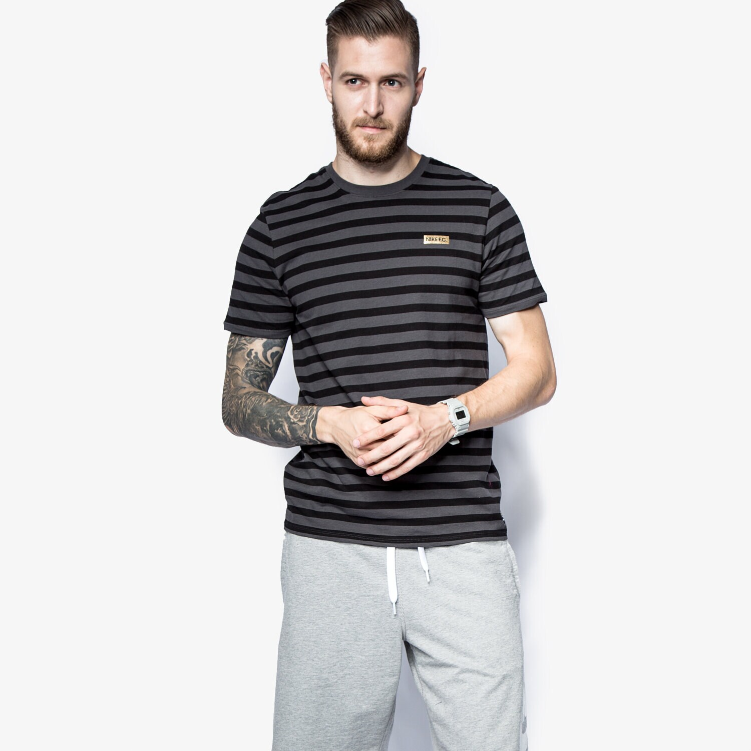Koszulka, t-shirt sportowy męski NIKE T-SHIRT FC STRIPE TEE 789449060 SZARY