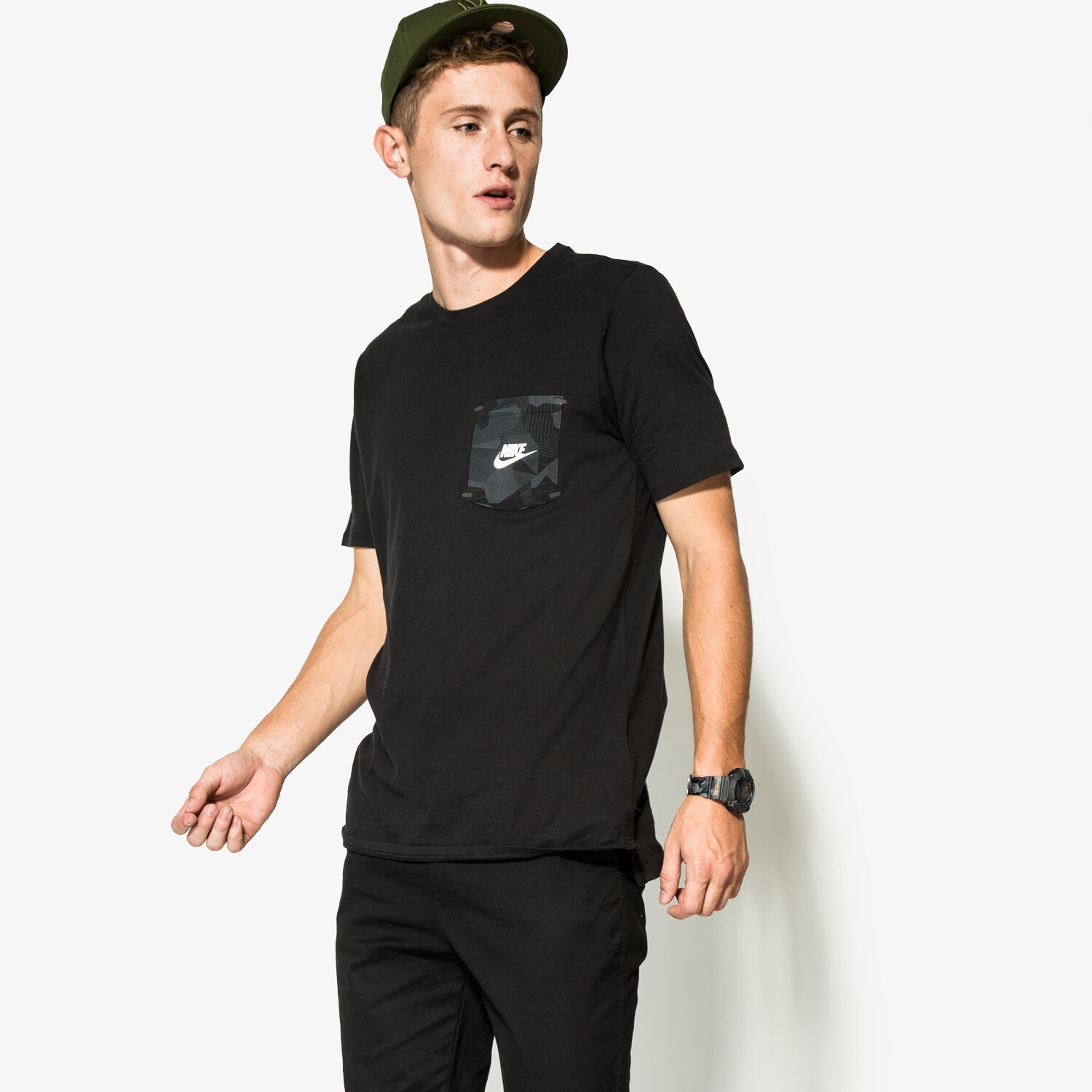 Koszulka, t-shirt sportowy męski NIKE T-SHIRT NIKE TEE-DROP HEM POCKET 805208010 CZARNY