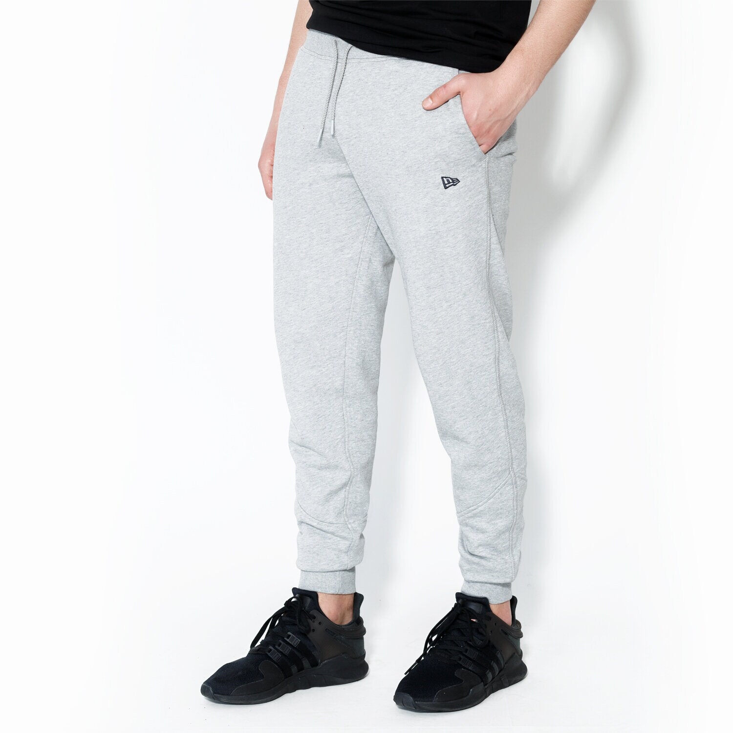 Spodnie sportowe męskie NEW ERA SPODNIE ESSENTIAL TRK PANT NE GRY 11419429 SZARY