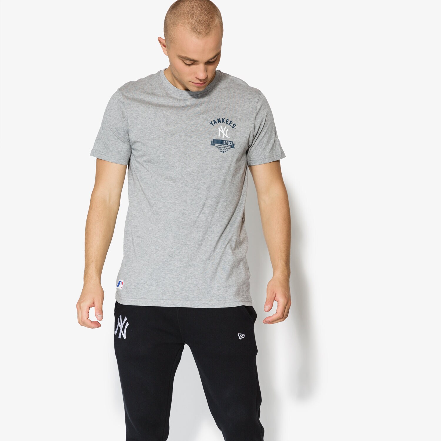 Koszulka, t-shirt sportowy męski NEW ERA T-SHIRT SS MLB TEAM BADGE TEE NY YANKEES LGH 11493672 SZARY