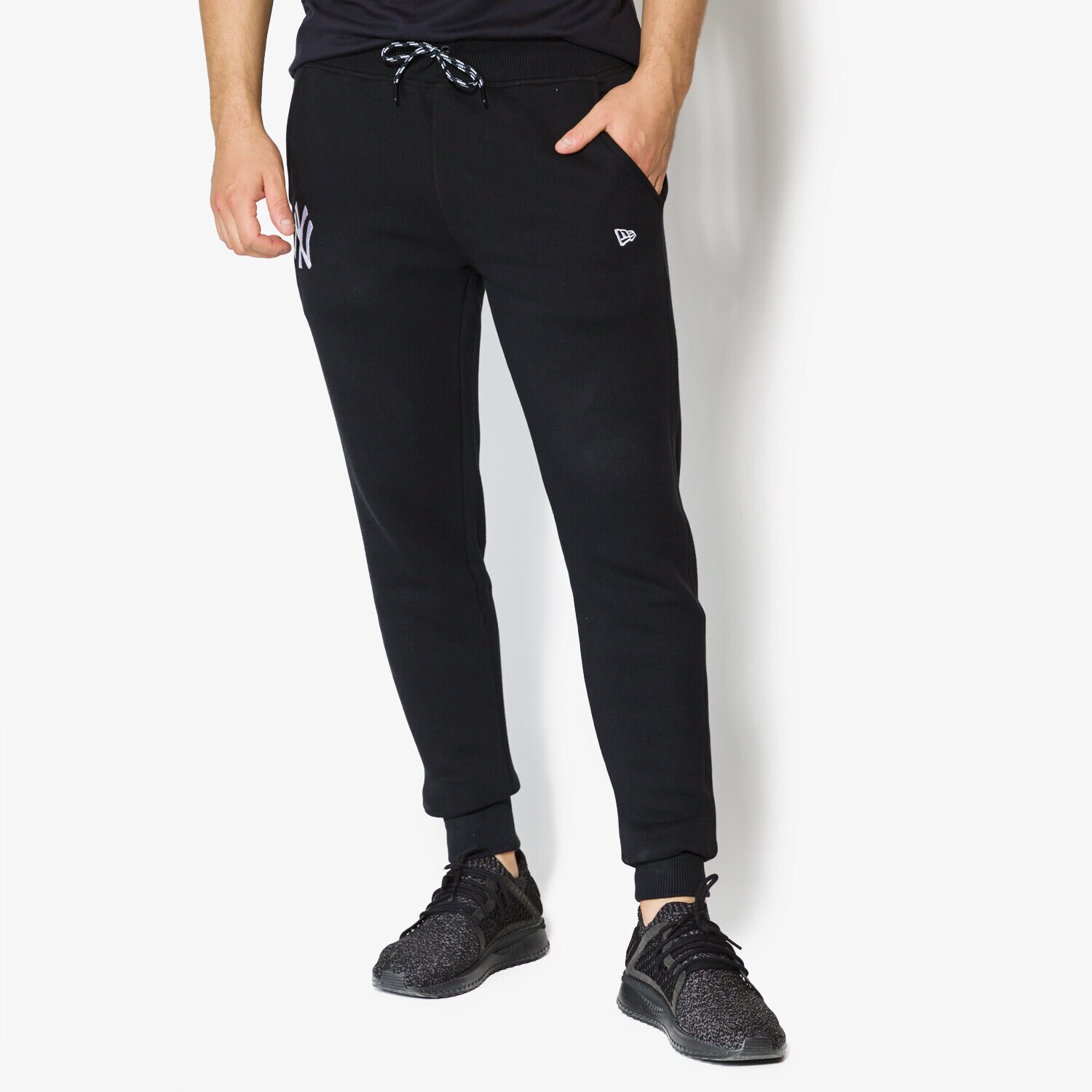 Spodnie sportowe męskie NEW ERA SPODNIE EAST COAST JOGGER NY YANKEES BLK 11493697 CZARNY