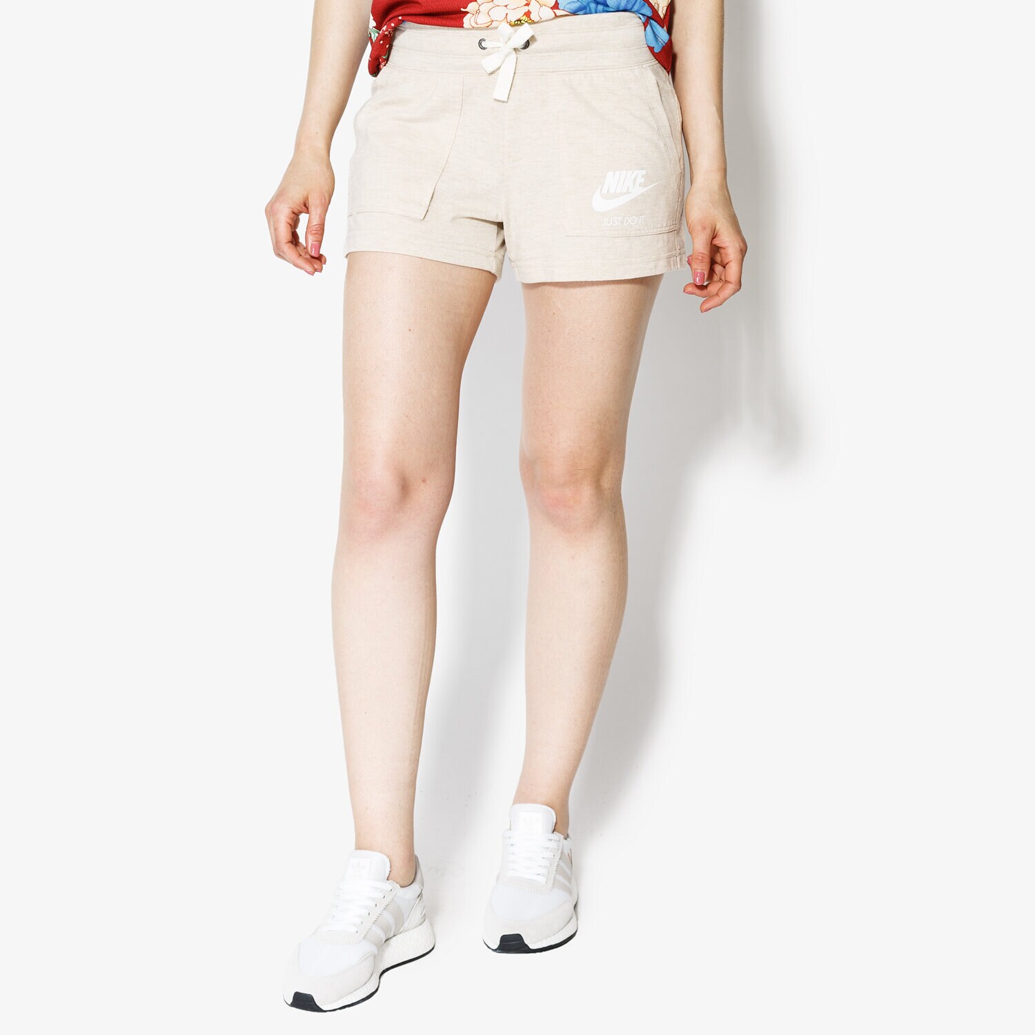 Krótkie spodenki, szorty damskie NIKE W NSW GYM VNTG SHORT 883733140 BEŻOWY