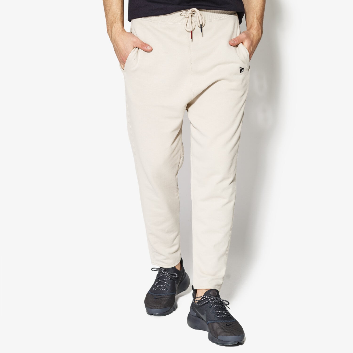 Spodnie sportowe męskie NEW ERA SPODNIE WORLD HOOD JOGGER NEW ERA STONE 11517690 BEŻOWY