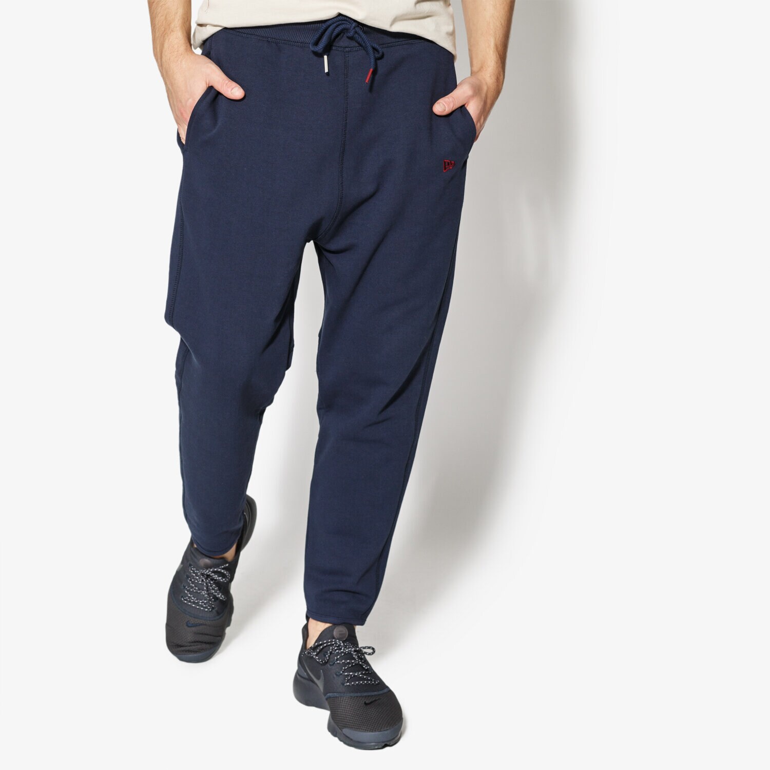 Spodnie sportowe męskie NEW ERA SPODNIE WORLD HOOD JOGGER NEW ERA NIGHT SHIFT NAVY 11517691 GRANATOWY