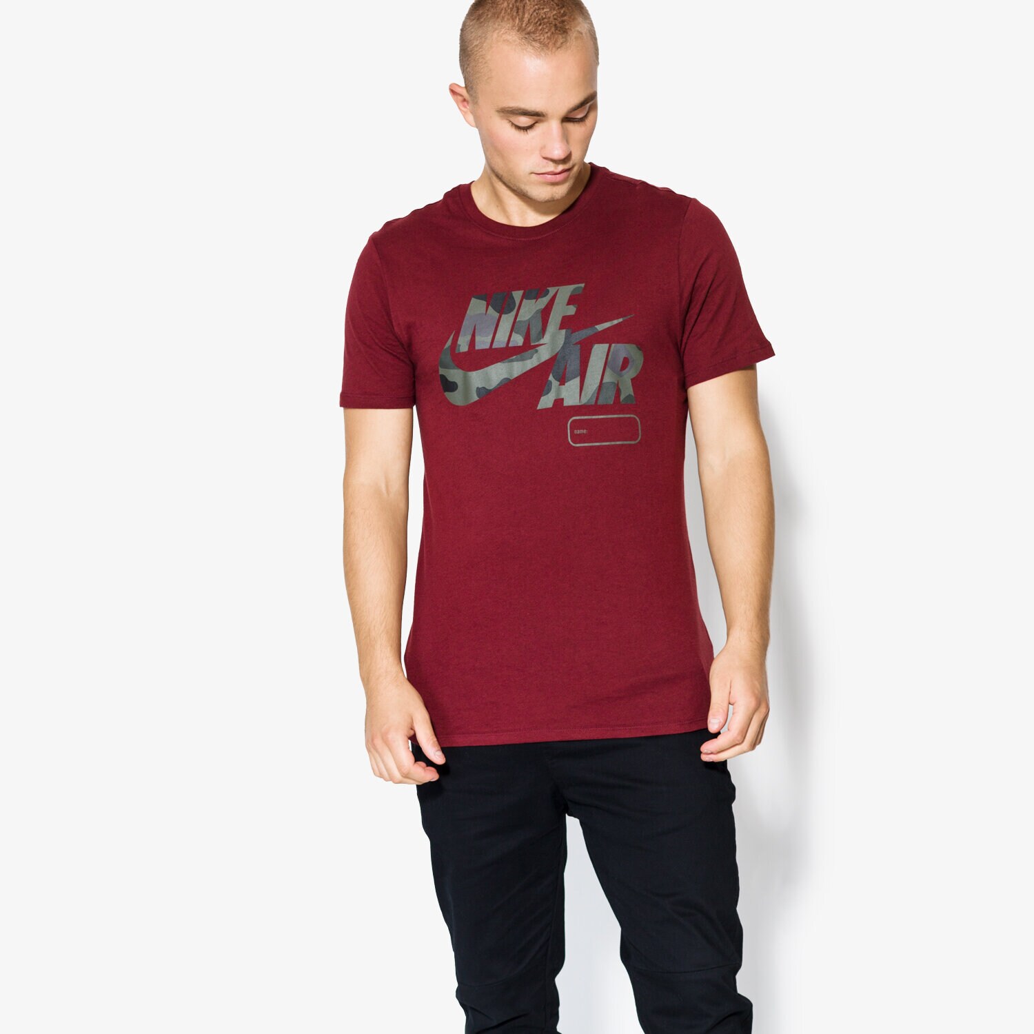 Koszulka, t-shirt sportowy męski NIKE T-SHIRT SS M NSW TEE AF1 CAMO NAMEBOX AH6956-619 BORDOWY