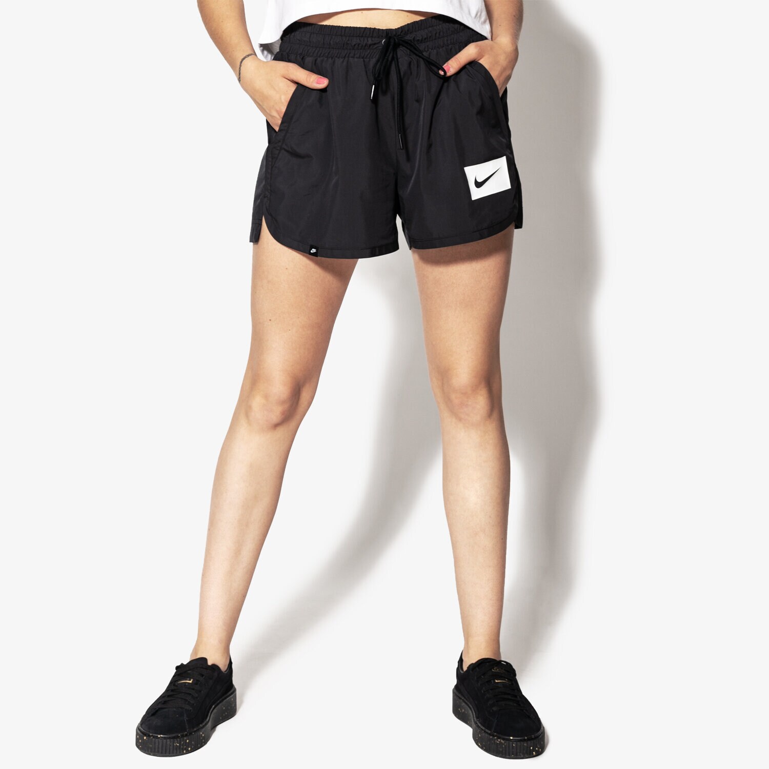 Krótkie spodenki, szorty damskie NIKE SZORTY W NSW SHORT SWSH MSH 892923-010 CZARNY
