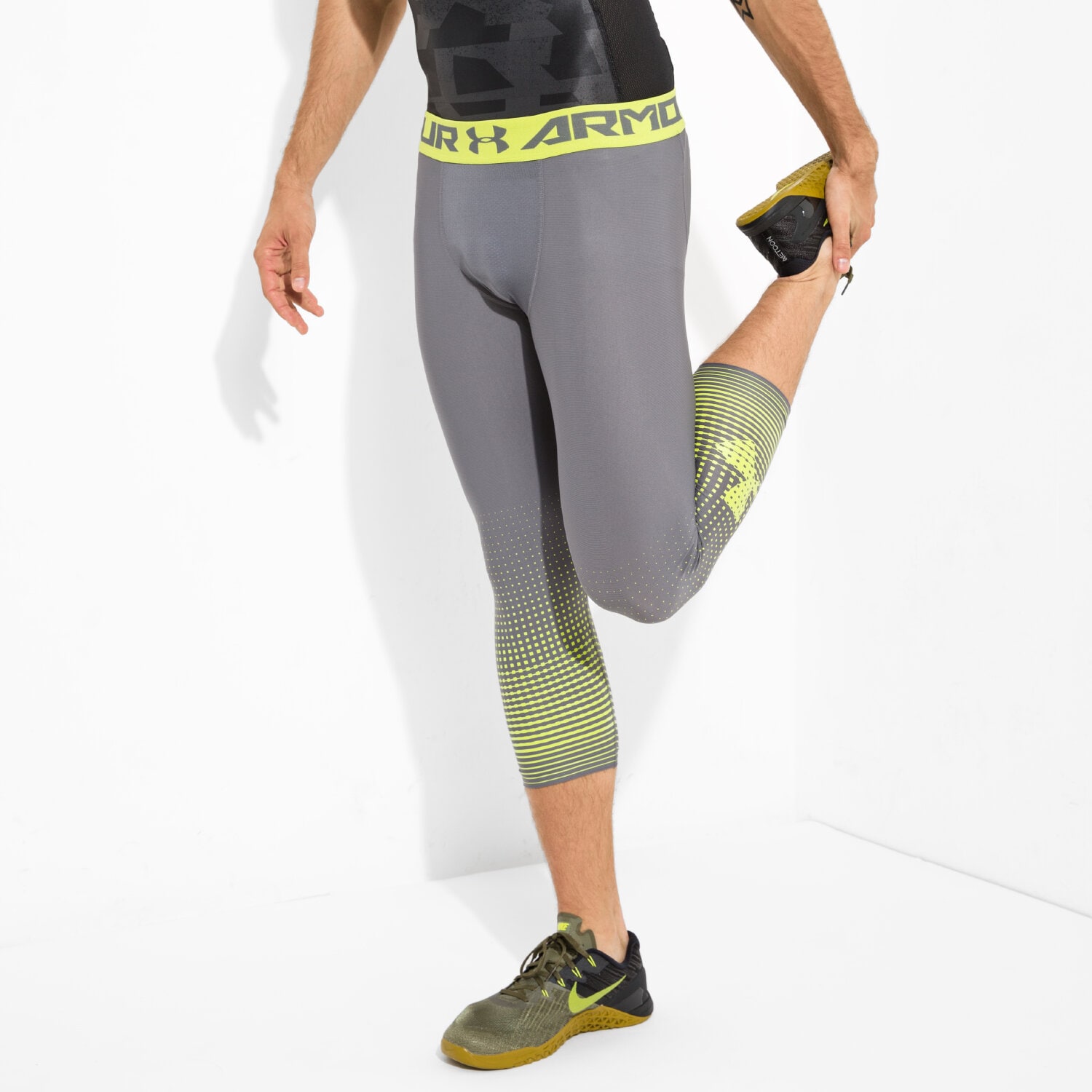 Spodnie sportowe męskie UNDER ARMOUR LEGGINGS HG ARMOUR COMP GRAPHIC 3/4 1298232-041 SZARY