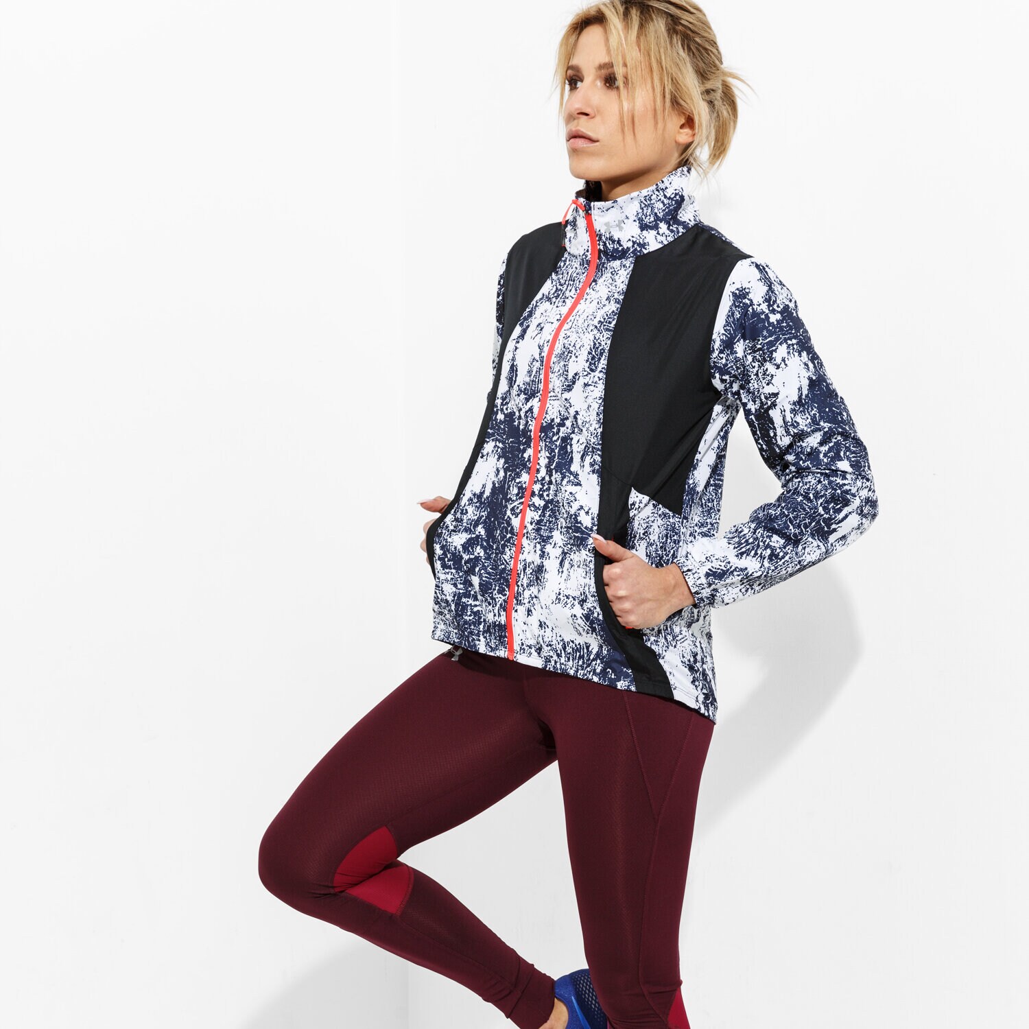 Kurtka zimowa damska UNDER ARMOUR KURTKA INTL PRINTED RUN JACKET 1300119-001 CZARNY