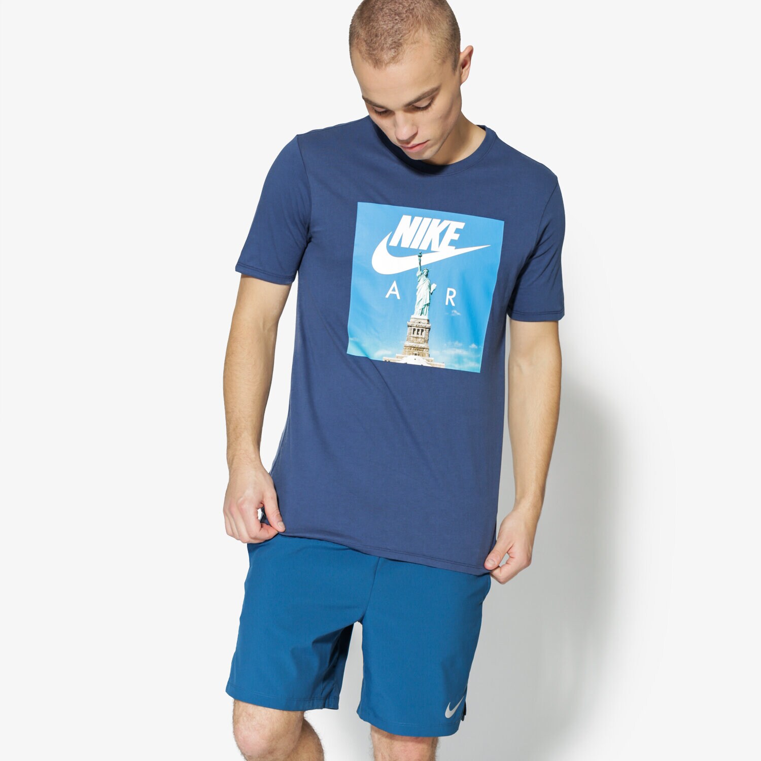 Koszulka, t-shirt sportowy męski NIKE T-SHIRT SS M NSW TEE AIR 1 892155-451 GRANATOWY