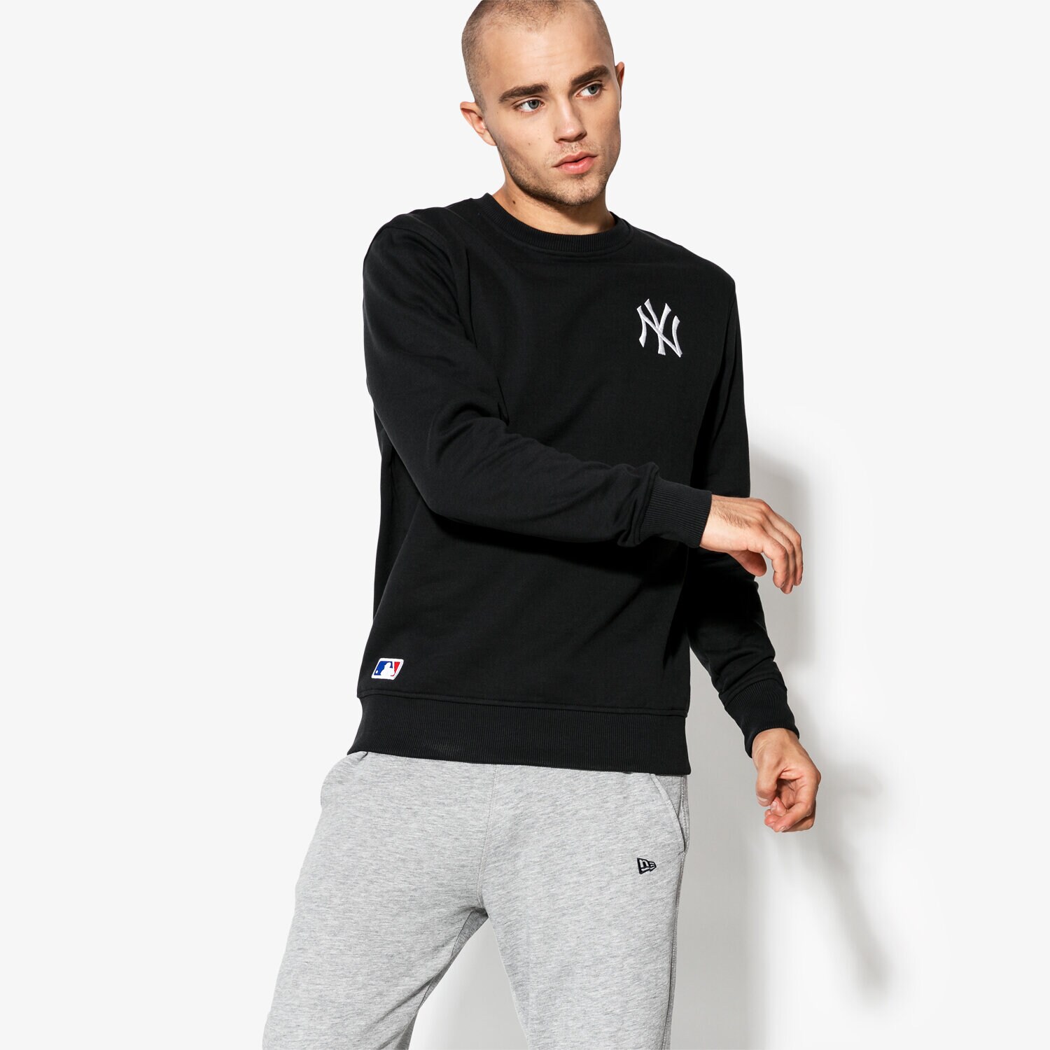 Bluza męska NEW ERA BLUZA MLB ESSENTIAL CREW NEYYAN BLK NEW YORK YANKEES 11604140 CZARNY
