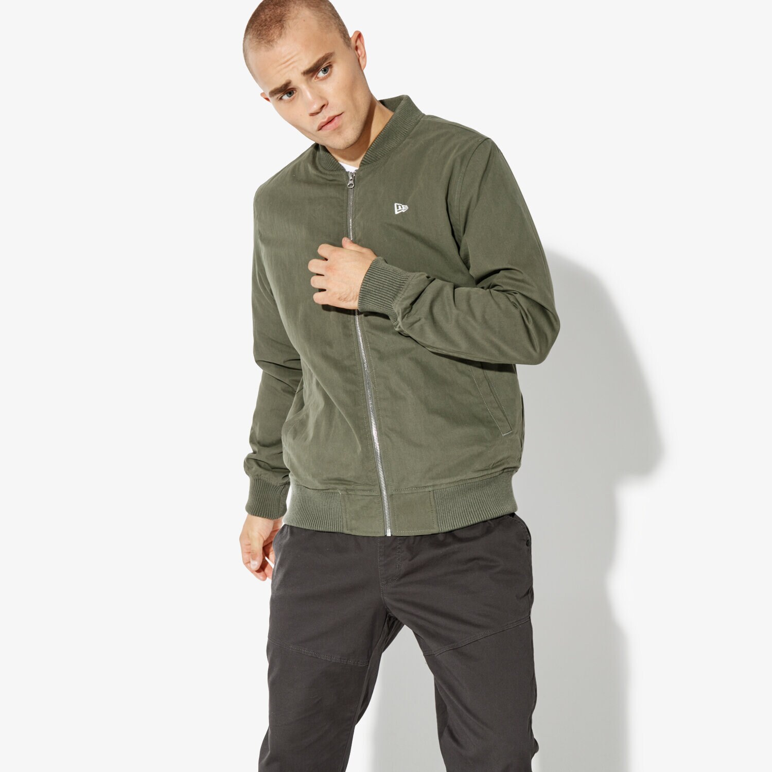 Kurtka zimowa męska NEW ERA KURTKA NE BRANDED SHERPA BOMBER NE NOV NONE 11604083 KHAKI