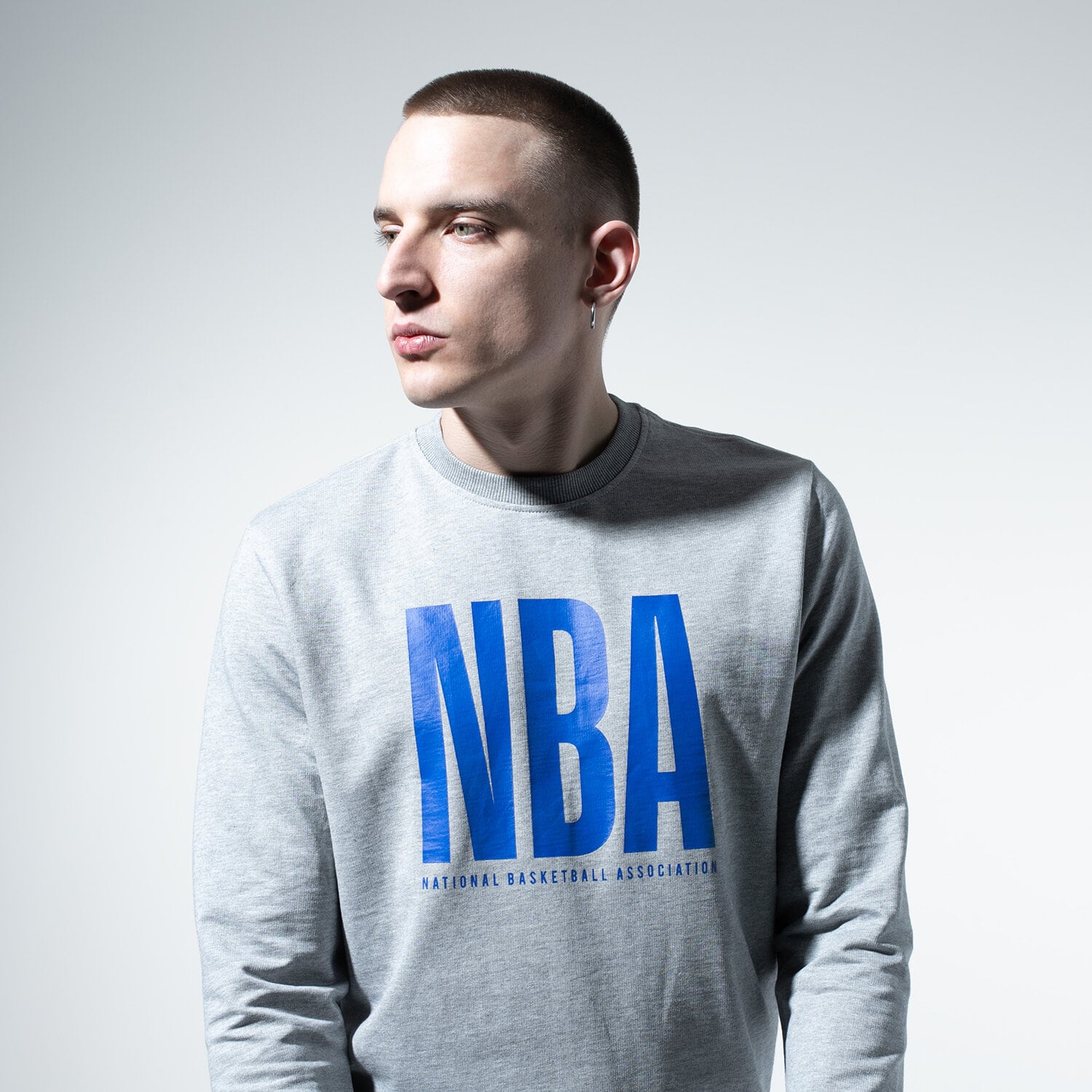 Bluza męska NEW ERA BLUZA NBA LEAGUE CREW LOGO NBA LOGO 11860114 SZARY