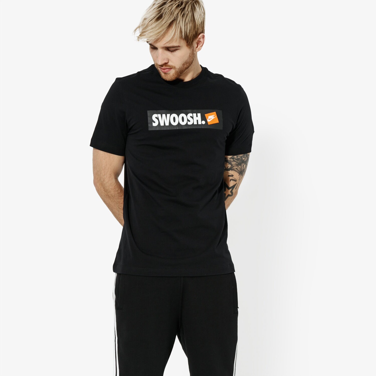 Koszulka, t-shirt sportowy męski NIKE T-SHIRT SS M NSW TEE SWOOSH BMPR STKR ATHLETIC DEPARTME AR5027-010 CZARNY
