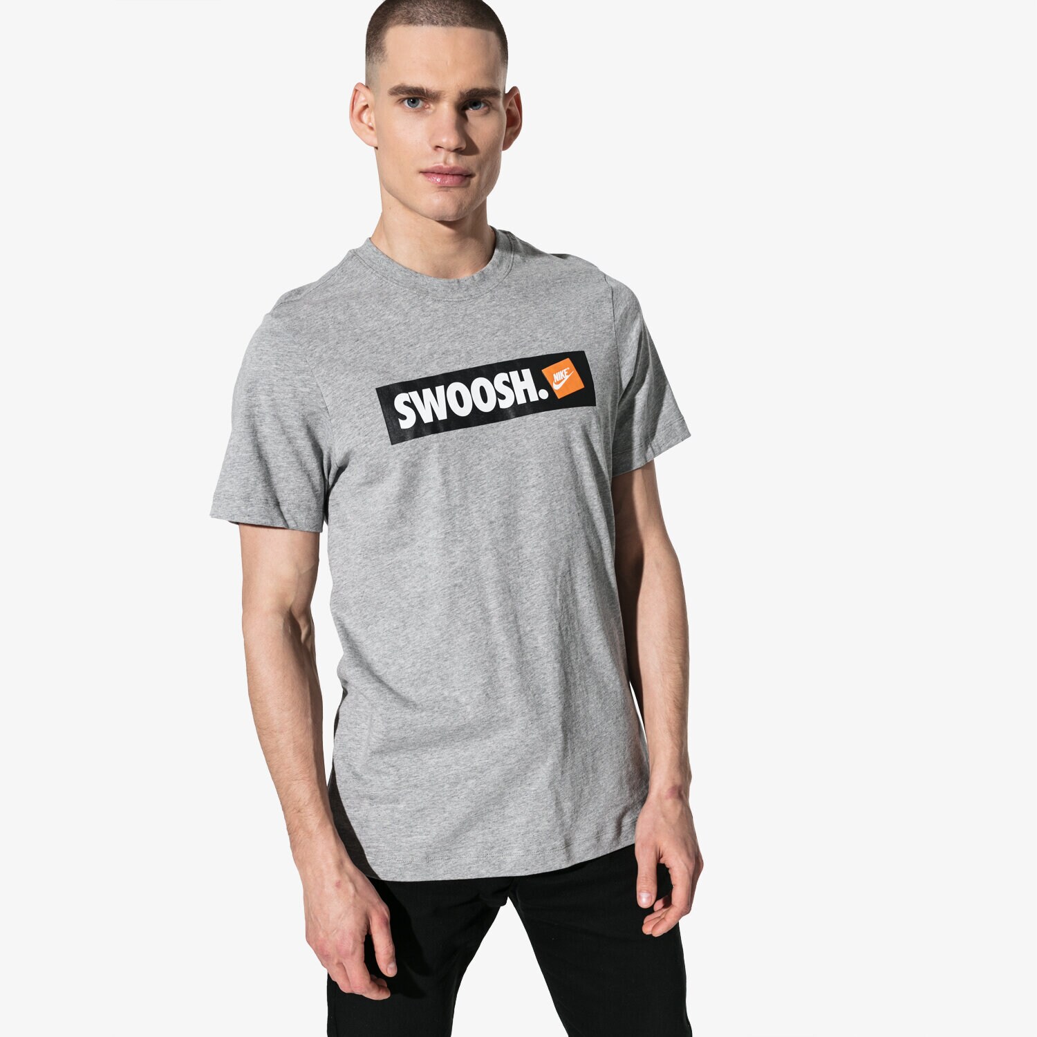 Koszulka, t-shirt sportowy męski NIKE T-SHIRT SS M NSW TEE SWOOSH BMPR STKR ATHLETIC DEPARTME AR5027-063 SZARY