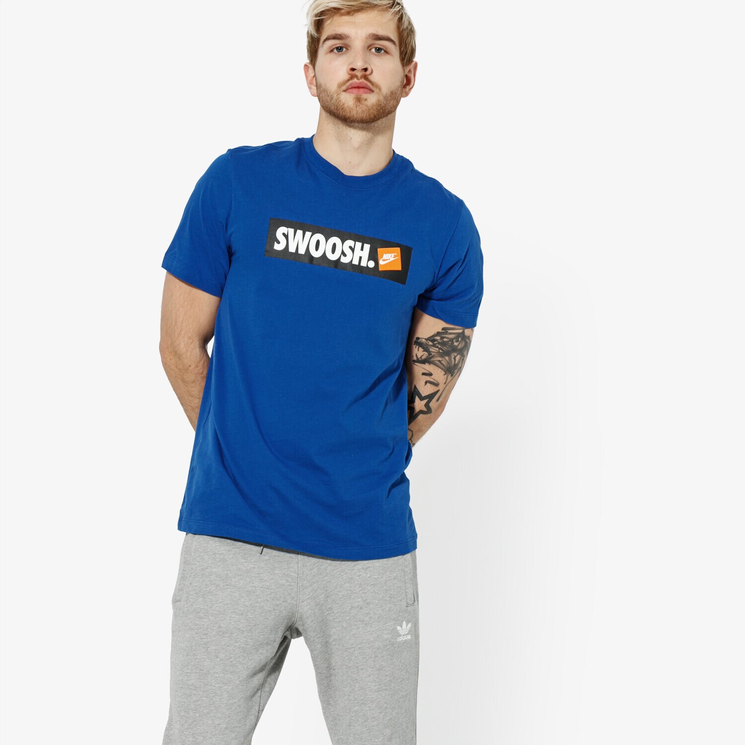 Koszulka, t-shirt sportowy męski NIKE T-SHIRT SS M NSW TEE SWOOSH BMPR STKR ATHLETIC DEPARTME AR5027-438 NIEBIESKI