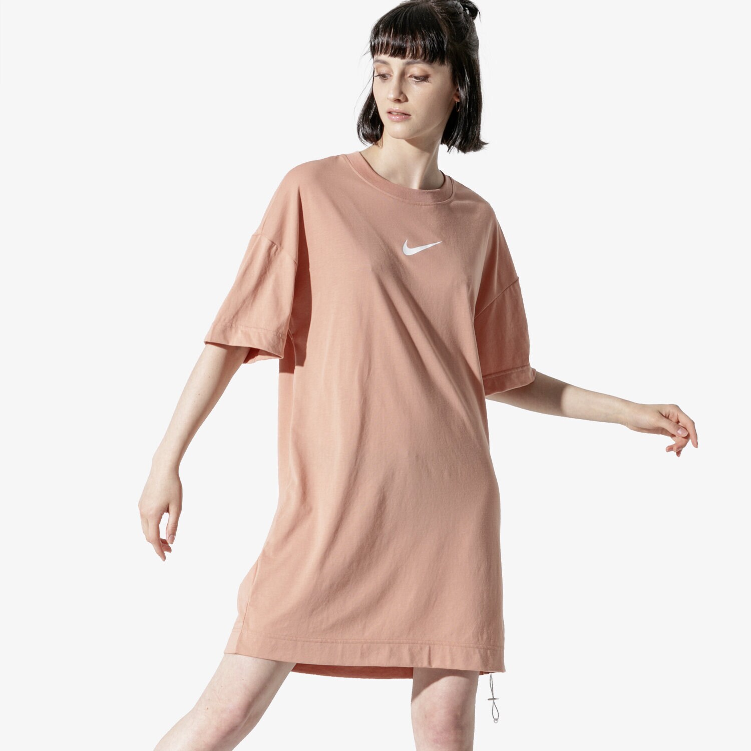 Modna sukienka sportowa NIKE SUKIENKA W NSW SWSH DRESS BQ7960-605 RÓŻOWY