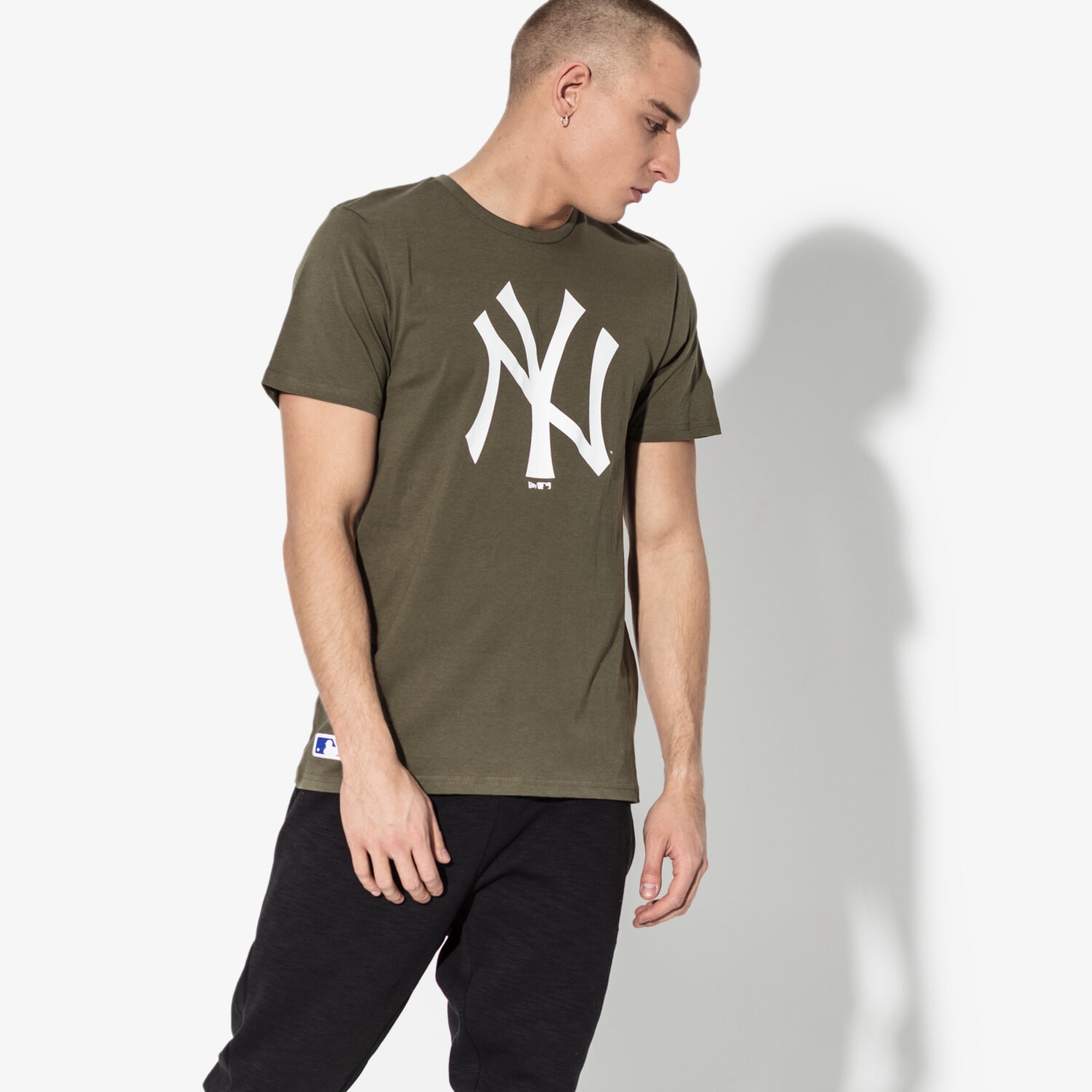 Koszulka, t-shirt sportowy męski NEW ERA T-SHIRT SS MLB NYY KHAKI NEW YORK YANKEES NOV 11863694 KHAKI