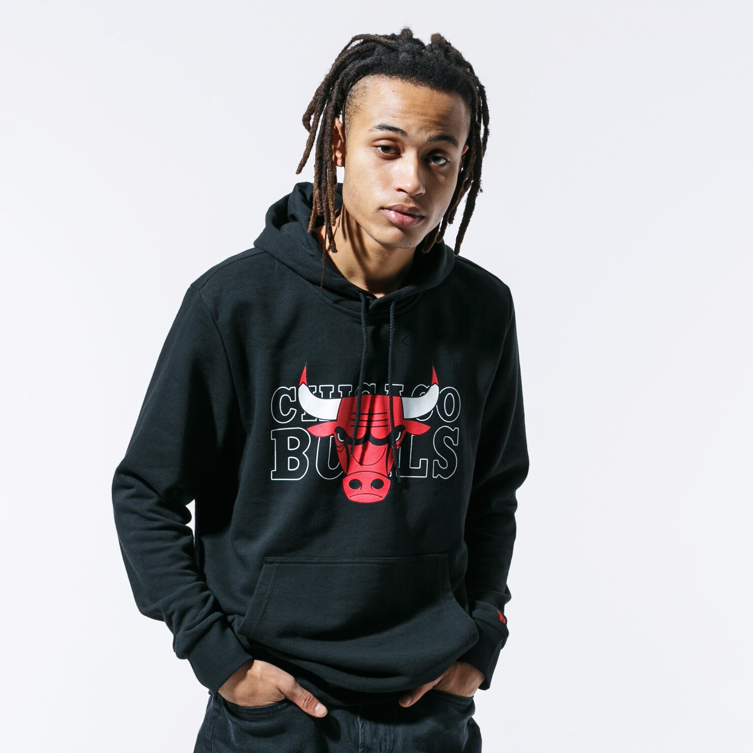 Bluza męska NEW ERA BLUZA NBA GRAPHIC OVERLAP HOODY CHIBUL BLK 12033467 CZARNY
