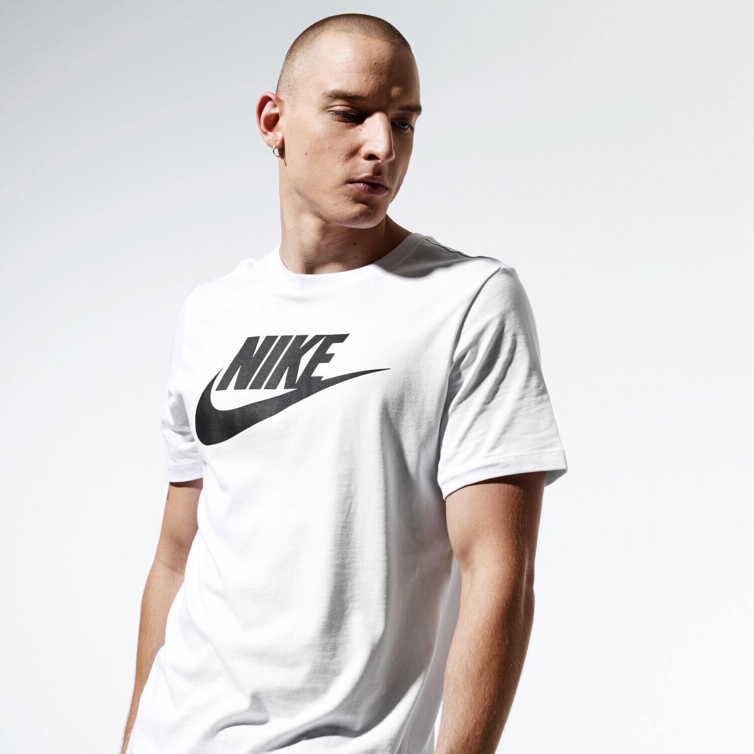 Koszulka, t-shirt sportowy męski NIKE T-SHIRT SPORTSWEAR AR5004-101 BIAŁY